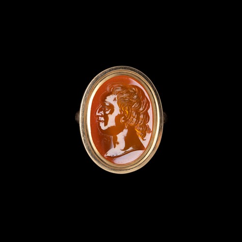 A Grand Tour ring set with a carnelian intaglio. Portrait of a gentleman.